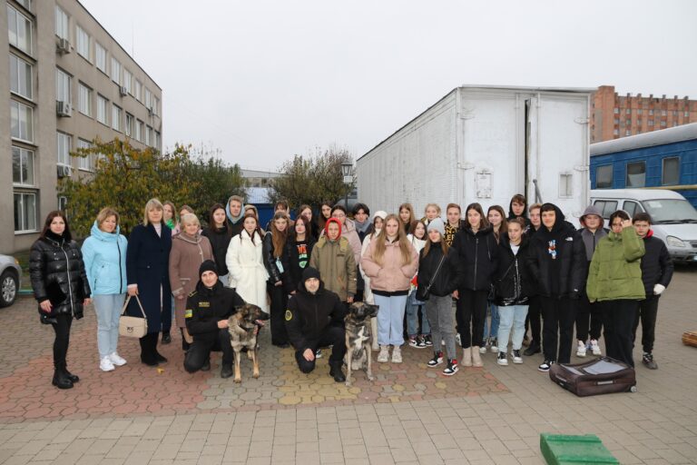 Read more about the article Students of 10-11 grades paid an introductory visit to the Department for Specialized Training and Canine Services of the State Customs Service