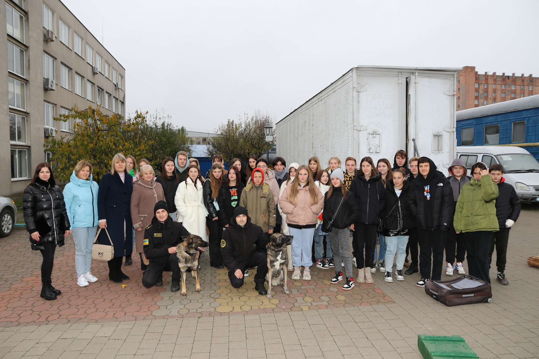 You are currently viewing Students of 10-11 grades paid an introductory visit to the Department for Specialized Training and Canine Services of the State Customs Service